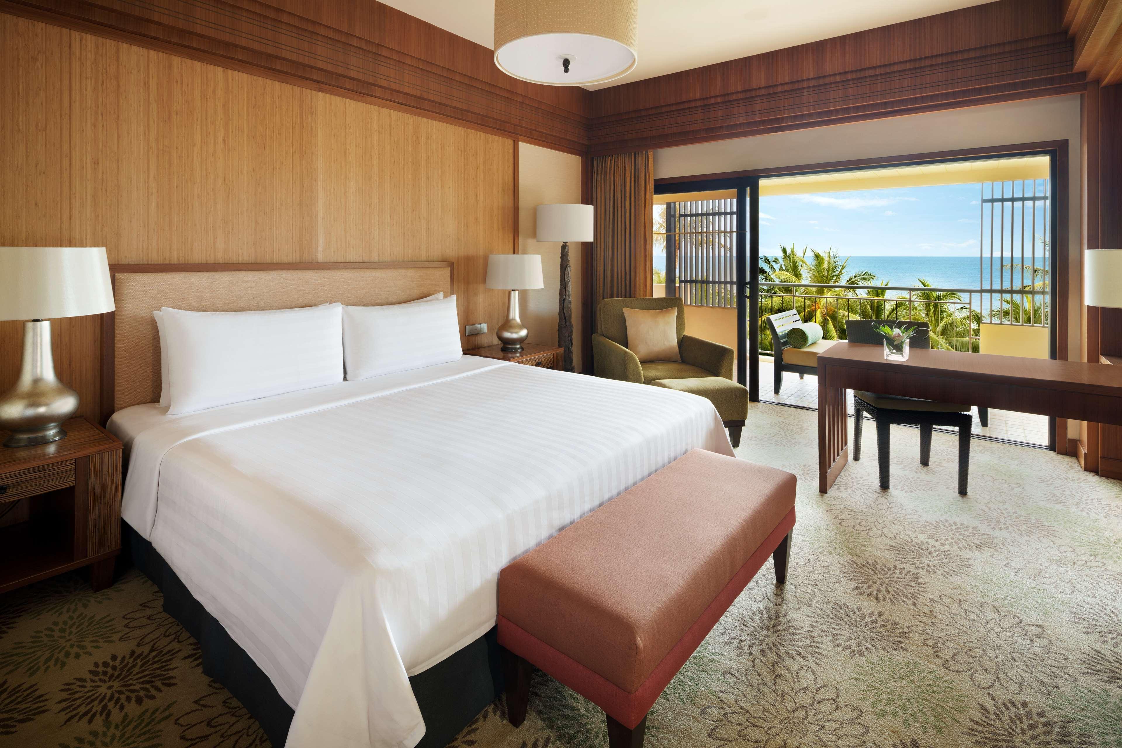 Shangri-La Rasa Sayang, Penang Batu Ferringhi Eksteriør bilde A guest room at the Hilton Maldives Iru Veli