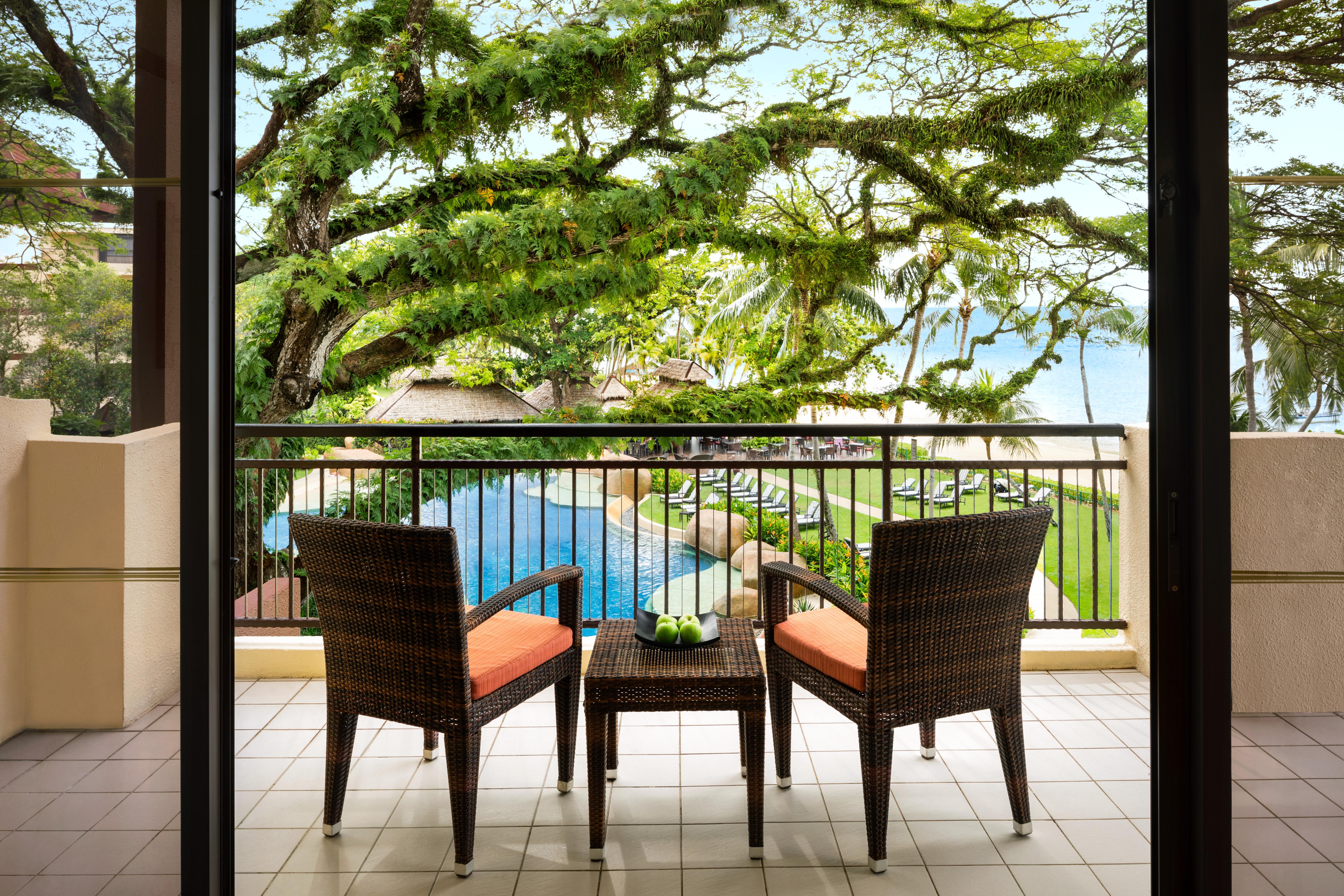 Shangri-La Rasa Sayang, Penang Batu Ferringhi Eksteriør bilde A view of the pool from a guest room