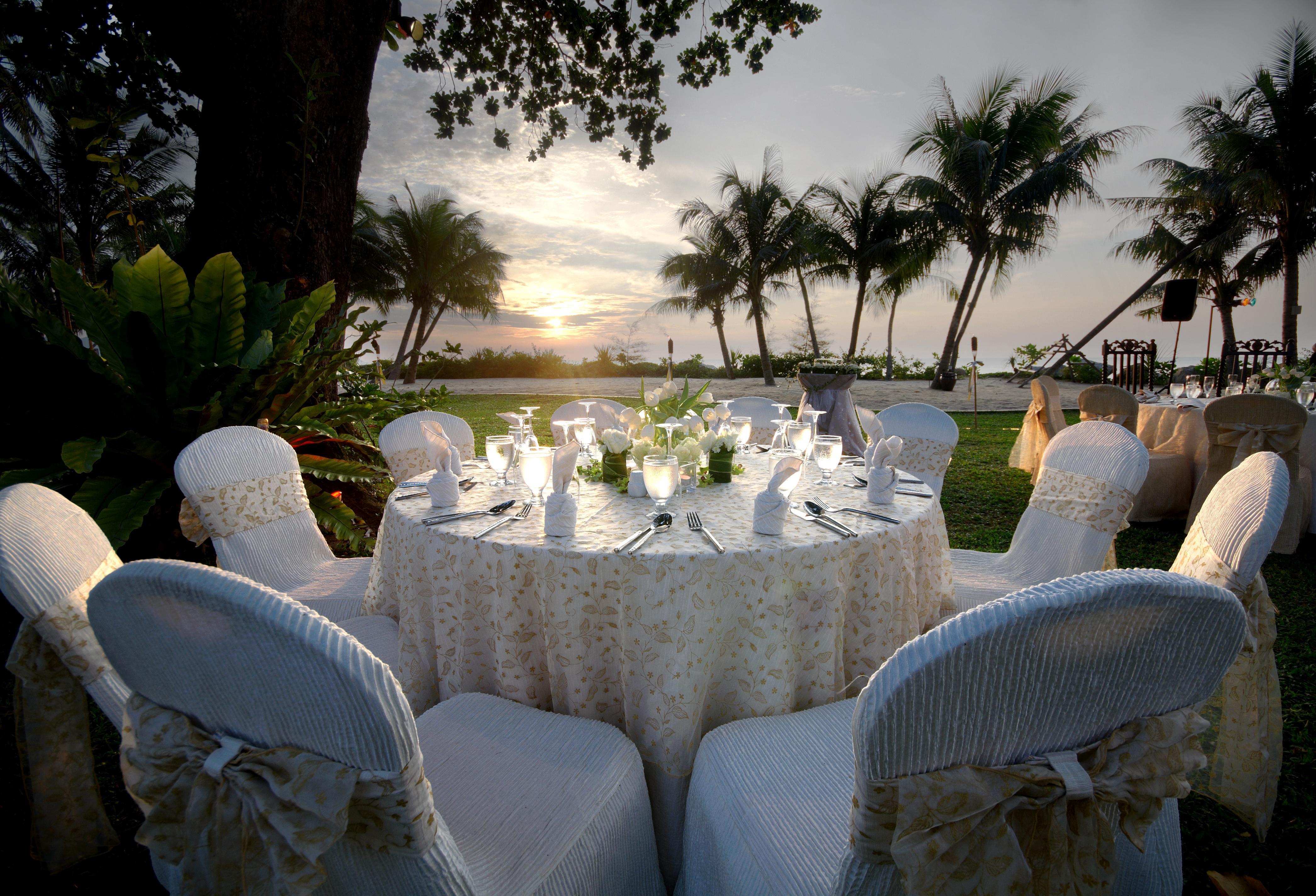 Shangri-La Rasa Sayang, Penang Batu Ferringhi Eksteriør bilde A wedding reception at Shangri-La Rasa Sentosa Resort, Singapore